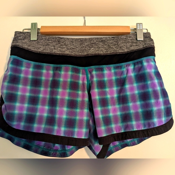 Lululemon shorts size 4 - Picture 2 of 2